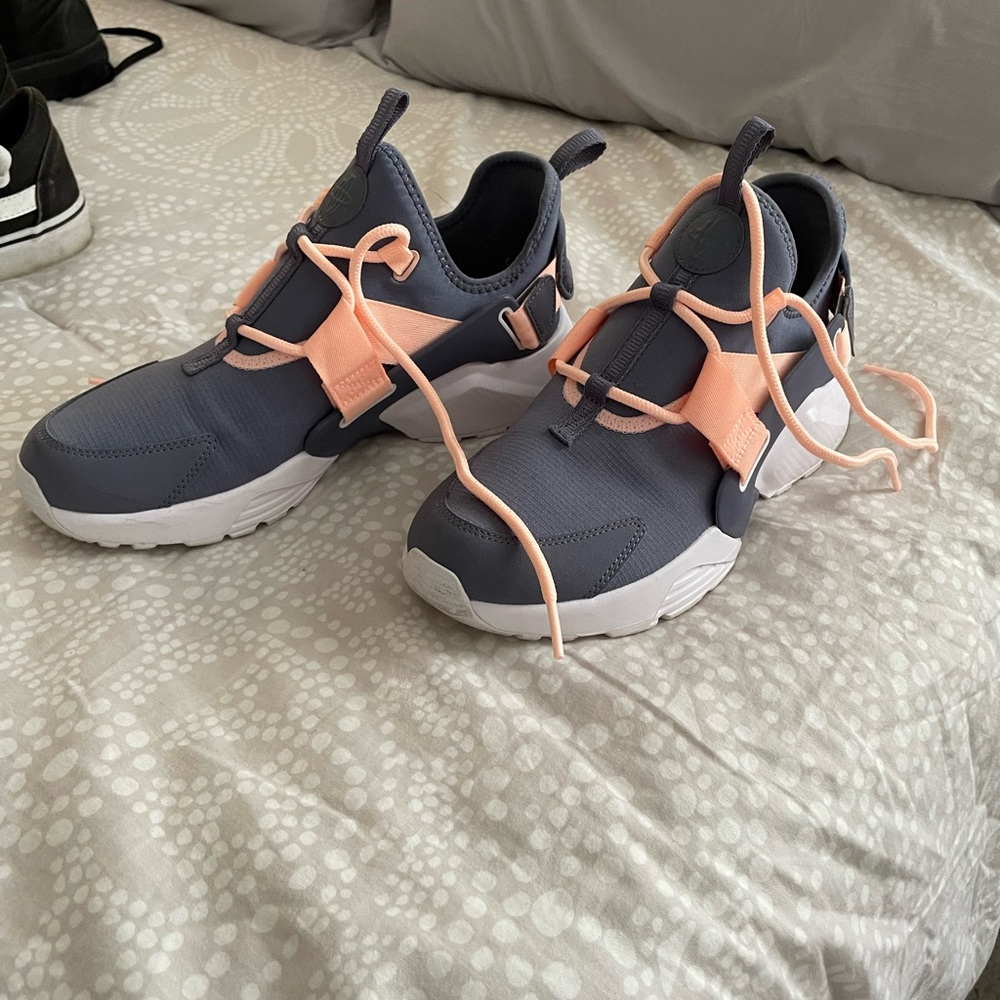 Nike Haurache Sneakers Women’s Size 8. Grey and Coral